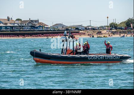 Southsea Rettungsbootstation Tag der offenen Tür im Juli 2025 mit Demonstrationen der freiwilligen Besatzung für die breite Öffentlichkeit. Stockfoto