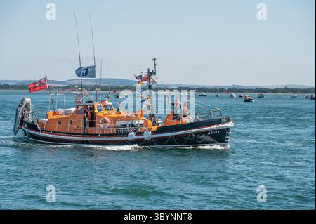 Southsea Rettungsbootstation Tag der offenen Tür im Juli 2025 mit Demonstrationen der freiwilligen Besatzung für die breite Öffentlichkeit. Stockfoto