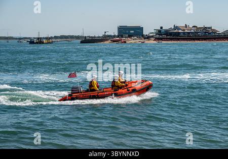 Southsea Rettungsbootstation Tag der offenen Tür im Juli 2025 mit Demonstrationen der freiwilligen Besatzung für die breite Öffentlichkeit. Stockfoto