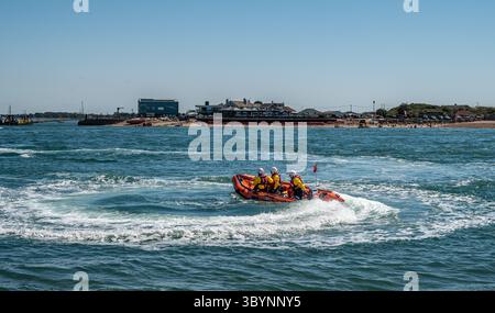 Southsea Rettungsbootstation Tag der offenen Tür im Juli 2025 mit Demonstrationen der freiwilligen Besatzung für die breite Öffentlichkeit. Stockfoto
