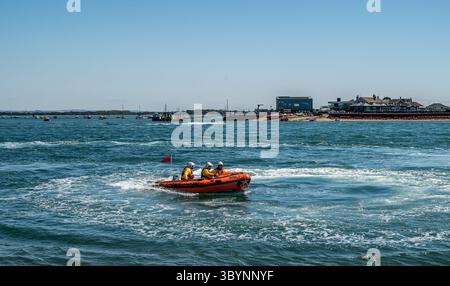 Southsea Rettungsbootstation Tag der offenen Tür im Juli 2025 mit Demonstrationen der freiwilligen Besatzung für die breite Öffentlichkeit. Stockfoto