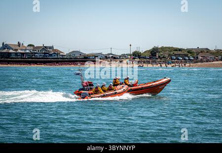 Southsea Rettungsbootstation Tag der offenen Tür im Juli 2025 mit Demonstrationen der freiwilligen Besatzung für die breite Öffentlichkeit. Stockfoto