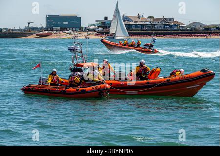 Southsea Rettungsbootstation Tag der offenen Tür im Juli 2025 mit Demonstrationen der freiwilligen Besatzung für die breite Öffentlichkeit. Stockfoto