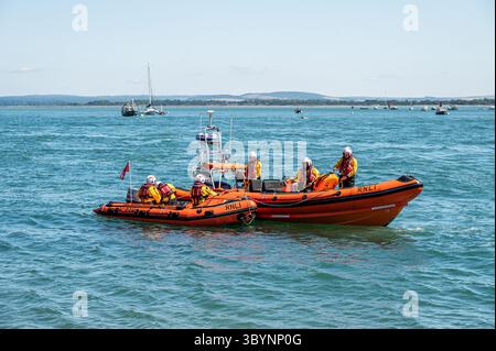 Southsea Rettungsbootstation Tag der offenen Tür im Juli 2025 mit Demonstrationen der freiwilligen Besatzung für die breite Öffentlichkeit. Stockfoto