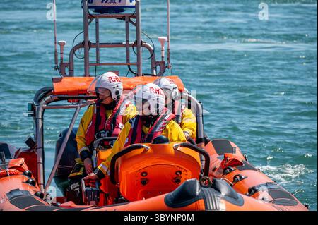 Southsea Rettungsbootstation Tag der offenen Tür im Juli 2025 mit Demonstrationen der freiwilligen Besatzung für die breite Öffentlichkeit. Stockfoto