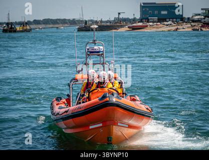 Southsea Rettungsbootstation Tag der offenen Tür im Juli 2025 mit Demonstrationen der freiwilligen Besatzung für die breite Öffentlichkeit. Stockfoto