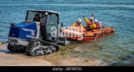 Southsea Rettungsbootstation Tag der offenen Tür im Juli 2025 mit Demonstrationen der freiwilligen Besatzung für die breite Öffentlichkeit. Stockfoto