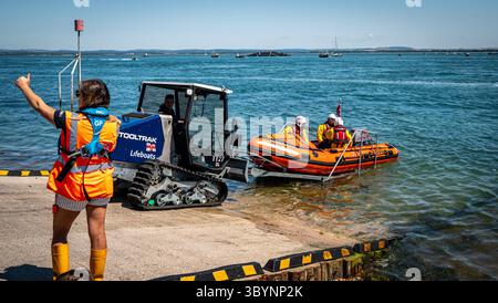 Southsea Rettungsbootstation Tag der offenen Tür im Juli 2025 mit Demonstrationen der freiwilligen Besatzung für die breite Öffentlichkeit. Stockfoto