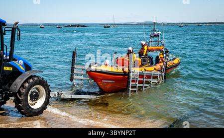 Southsea Rettungsbootstation Tag der offenen Tür im Juli 2025 mit Demonstrationen der freiwilligen Besatzung für die breite Öffentlichkeit. Stockfoto