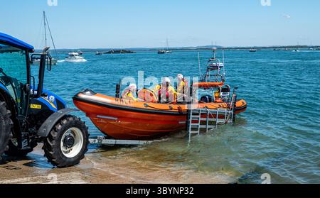 Southsea Rettungsbootstation Tag der offenen Tür im Juli 2025 mit Demonstrationen der freiwilligen Besatzung für die breite Öffentlichkeit. Stockfoto