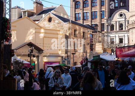 Sydney, Australien, Samstag, den 19. Juli 2025 - festliche Stimmung erleuchtete die Rocks, Sydney, als Weihnachten im Juli Winterzauber zu einem sonnigen Tag brachte. Einheimische Stockfoto