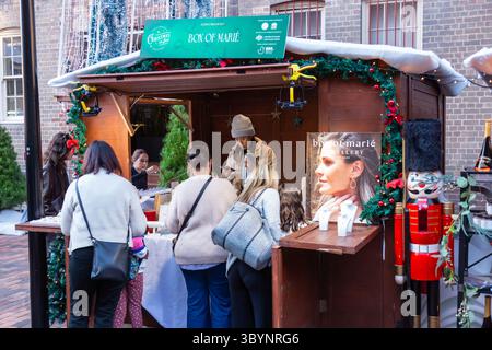 Sydney, Australien, Samstag, den 19. Juli 2025 - festliche Stimmung erleuchtete die Rocks, Sydney, als Weihnachten im Juli Winterzauber zu einem sonnigen Tag brachte. Einheimische Stockfoto