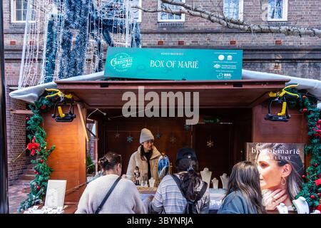 Sydney, Australien, Samstag, den 19. Juli 2025 - festliche Stimmung erleuchtete die Rocks, Sydney, als Weihnachten im Juli Winterzauber zu einem sonnigen Tag brachte. Einheimische Stockfoto