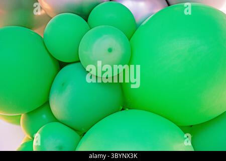 Hintergrund der grünen aufblasbaren Ballons für eine Kinderparty Stockfoto