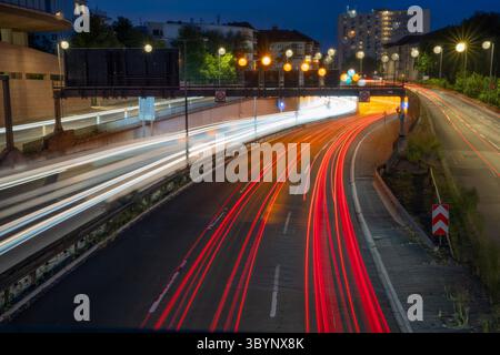 Berlin, Deutschland. Juni 2025. Autos, die auf der Autobahn 100 fahren, auch bekannt als Berliner Ringstraße (Langzeitbelichtung). Quelle: Hauke Schröder/dpa/Alamy Live News Stockfoto