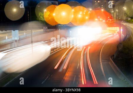 Berlin, Deutschland. Juni 2025. Autos, die auf der Autobahn 100 fahren, auch bekannt als Berliner Ringstraße (Langzeitbelichtung). Quelle: Hauke Schröder/dpa/Alamy Live News Stockfoto