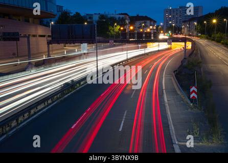 Berlin, Deutschland. Juni 2025. Autos, die auf der Autobahn 100 fahren, auch bekannt als Berliner Ringstraße (Langzeitbelichtung). Quelle: Hauke Schröder/dpa/Alamy Live News Stockfoto