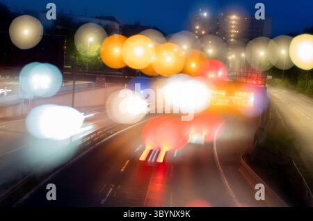 Berlin, Deutschland. Juni 2025. Autos, die auf der Autobahn 100 fahren, auch bekannt als Berliner Ringstraße (Langzeitbelichtung). Quelle: Hauke Schröder/dpa/Alamy Live News Stockfoto