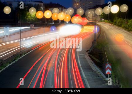 Berlin, Deutschland. Juni 2025. Autos, die auf der Autobahn 100 fahren, auch bekannt als Berliner Ringstraße (Langzeitbelichtung). Quelle: Hauke Schröder/dpa/Alamy Live News Stockfoto
