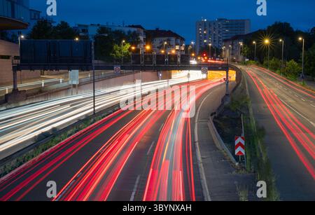 Berlin, Deutschland. Juni 2025. Autos, die auf der Autobahn 100 fahren, auch bekannt als Berliner Ringstraße (Langzeitbelichtung). Quelle: Hauke Schröder/dpa/Alamy Live News Stockfoto