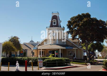 Ein Uhrenturm im historischen Gebäude von Seaport Village an der Küste von San Diego, Kalifornien, USA Stockfoto