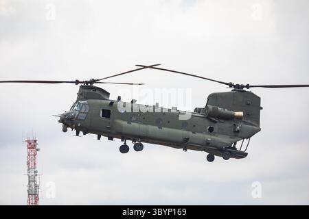 Fairford, Großbritannien. Juli 2025. RAF Fairford fährt am Wochenende fort, trotz des starken Regens am frühen Morgen. Begeisterte Besucher werden die aufregenden Sehenswürdigkeiten und Geräusche von über zweihundertfünfzig Flugzeugen aller Formen und Größen aus allen Epochen am Boden und in der Luft erleben. Am Freitag waren mehr als 4 Flugstunden, Samstag und Sonntag haben mehr als sieben Stunden. Quelle: Keith Larby/Alamy Live News Stockfoto