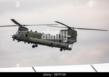 Fairford, Großbritannien. Juli 2025. RAF Fairford fährt am Wochenende fort, trotz des starken Regens am frühen Morgen. Begeisterte Besucher werden die aufregenden Sehenswürdigkeiten und Geräusche von über zweihundertfünfzig Flugzeugen aller Formen und Größen aus allen Epochen am Boden und in der Luft erleben. Am Freitag waren mehr als 4 Flugstunden, Samstag und Sonntag haben mehr als sieben Stunden. Quelle: Keith Larby/Alamy Live News Stockfoto