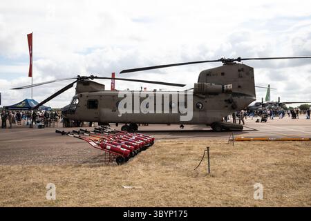 Fairford, Großbritannien. Juli 2025. RAF Fairford fährt am Wochenende fort, trotz des starken Regens am frühen Morgen. Begeisterte Besucher werden die aufregenden Sehenswürdigkeiten und Geräusche von über zweihundertfünfzig Flugzeugen aller Formen und Größen aus allen Epochen am Boden und in der Luft erleben. Am Freitag waren mehr als 4 Flugstunden, Samstag und Sonntag haben mehr als sieben Stunden. Quelle: Keith Larby/Alamy Live News Stockfoto