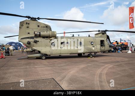 Fairford, Großbritannien. Juli 2025. RAF Fairford fährt am Wochenende fort, trotz des starken Regens am frühen Morgen. Begeisterte Besucher werden die aufregenden Sehenswürdigkeiten und Geräusche von über zweihundertfünfzig Flugzeugen aller Formen und Größen aus allen Epochen am Boden und in der Luft erleben. Am Freitag waren mehr als 4 Flugstunden, Samstag und Sonntag haben mehr als sieben Stunden. Quelle: Keith Larby/Alamy Live News Stockfoto