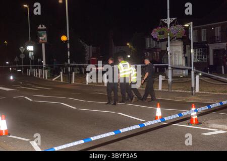 Datchet, Großbritannien. Juli 2025. Die Major Crime Unit der Thames Valley Police hat am 16. Juli 2025 nach einem tödlichen Straßenverkehrsunfall in Datchet, Berkshire, eine Morduntersuchung eingeleitet, nachdem ein blauer Mini und ein Motorrad auf der Riding Court Road im Straßenverkehr kollidiert waren. Der Fahrer des Motorrads, ein 31-jähriger Mann aus Langley, wurde notärztlich behandelt, starb aber leider am Tatort. Ein 39-jähriger Mann aus Birmingham wurde wegen des Verdachts verhaftet, durch gefährliches Fahren und Mord den Tod verursacht zu haben. Er bleibt zu diesem Zeitpunkt in Polizeigewahrsam. TVP sagte: „Wir glauben, dass es dort Stockfoto
