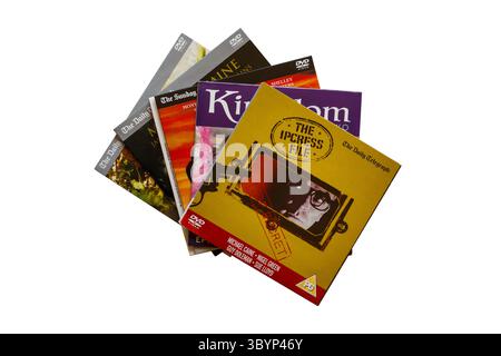 Haufen kostenloser DVDs, die mit dem Daily Telegraph verschenkt werden, mit der Ipcress File DVD oben isoliert auf weißem Hintergrund Stockfoto