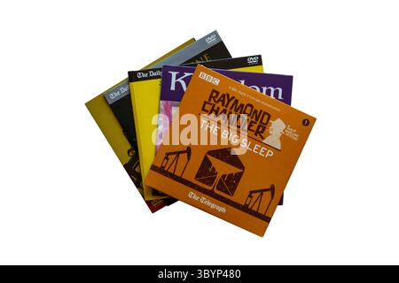 Ein Haufen kostenloser DVDs, die mit dem Daily Telegraph mit Raymond Chandler verschenkt werden, die Big Sleep Audio CDs oben auf weißem Hintergrund Stockfoto