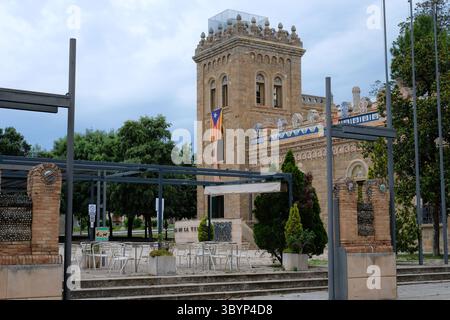 Torre Mauri in La Pobla de Segur, Katalonien, Spanien. Historisches Rathaus aus Stein 1907 mit Estelada-Flagge. Ein ruhiger Platz. Stockfoto