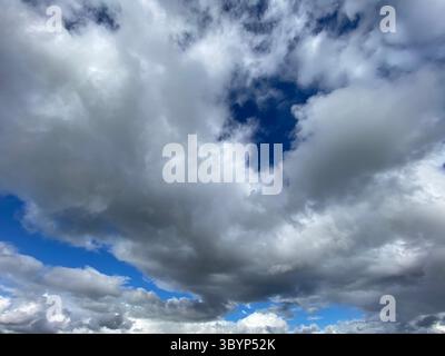Spektakuläre Aussicht auf einen hellblauen Himmel voller wehender Wolken. Stockfoto