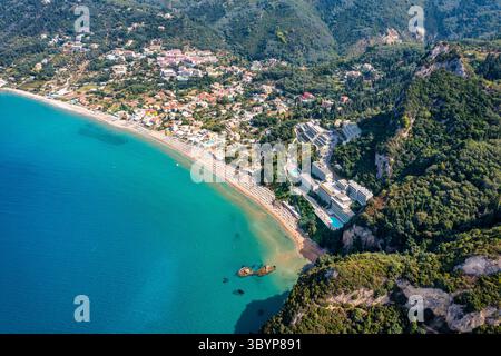 Exotischer Strand von Agios Gordios auf der Insel Korfu, Griechenland. Strand von Agios Gordios, Insel Korfu, Griechenland. Panoramablick auf den Strand von Agios Gordios, sandige Küste Stockfoto