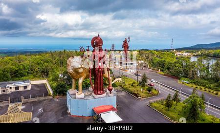 Eine mächtige Statue der hinduistischen Göttin Durga Maa mit einem goldenen Löwen im heiligen Ganga Talao. Shiva-Statue im Grand Bassin-Tempel, dem höchsten SH der Welt Stockfoto