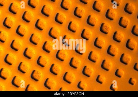 Ein Grafikbild mit erhöhten Quadraten mit einem gebrannten orangen Farbton und dunklen Schatten Stockfoto