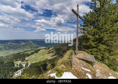 Wunderschöner Rundwanderweg zum Denneberg an der Nagelfluhkette im Allgau bei Oberstaufen Steibis Stockfoto