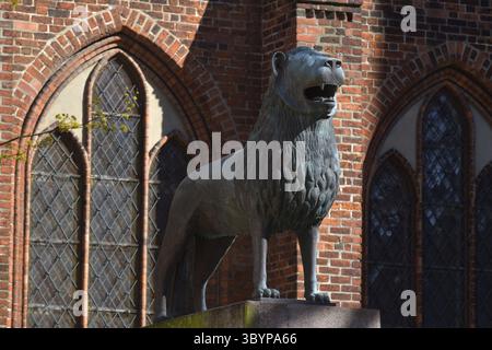 Kopie des Braunschweiger Löwen in Schwerin am Dom Stockfoto