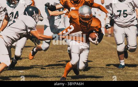 Amerikanische Fußballspieler kämpfen um den Ball Stockfoto