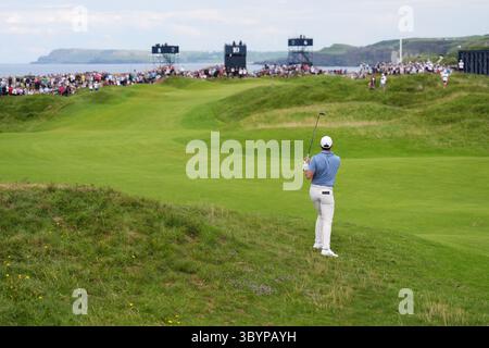 Der nordirische Rory McIlroy spielt vom 10. Fairway am 4. Tag der 153. Open Championship im Royal Portrush im County Antrim, Nordirland. Bilddatum: Sonntag, 20. Juli 2025. Stockfoto