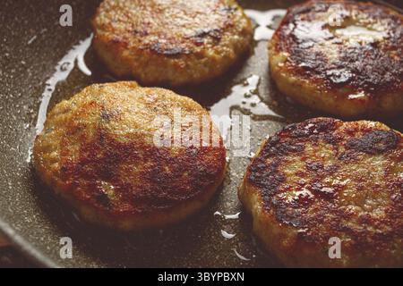 Gebratene Hühnerkoteletts, mit Gemüse, in einer Pfanne, selbstgemacht, keine Leute Stockfoto