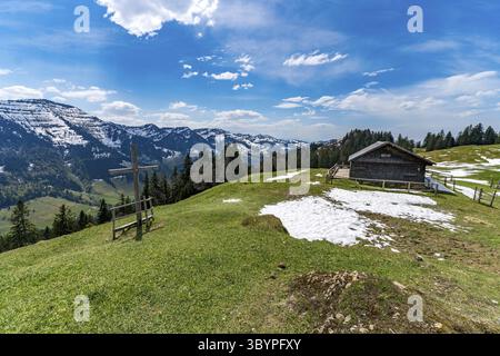 Wunderschöner Rundwanderweg zum Denneberg an der Nagelfluhkette im Allgau bei Oberstaufen Steibis Stockfoto