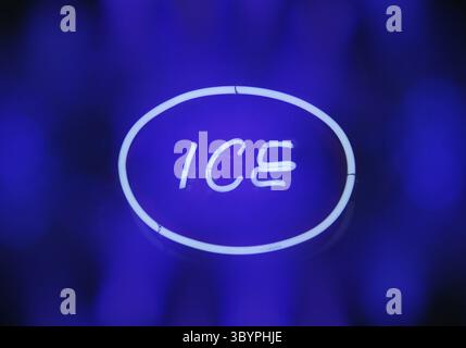 Vintage Neon-Schilder auf dem Restaurant Wall Ice Stockfoto