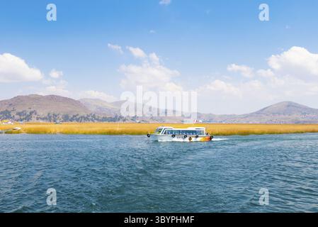 Titicaca Lake Peru, August 16 Touristen überqueren den See auf einem Strohboot während eines Ausflugs Shoot am 16. August 2019 Stockfoto