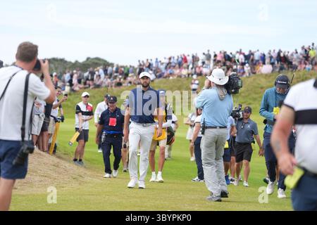 Der US-amerikanische Scottie Scheffler geht am vierten Tag der 153. Open Championship im Royal Portrush in County Antrim, Nordirland, zum 8. Platz. Bilddatum: Sonntag, 20. Juli 2025. Stockfoto