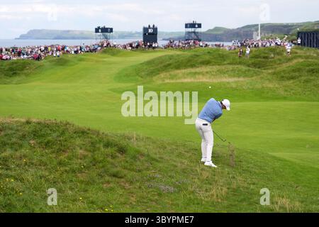 Der nordirische Rory McIlroy spielt vom 10. Fairway am 4. Tag der 153. Open Championship im Royal Portrush im County Antrim, Nordirland. Bilddatum: Sonntag, 20. Juli 2025. Stockfoto