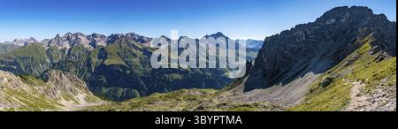Anspruchsvolle Bergtour über den Klettersteig Mindelheim vom Mittelberg Kleinwalsertal in den Allgauer Alpen Stockfoto