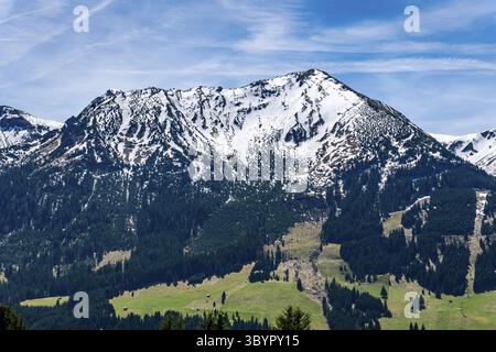 Eine gemütliche Wanderung von Zoeblen Zugspitzblick zum Schoenkahler im wunderschönen Tannheimer Valley Stockfoto