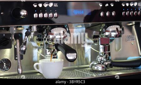 Cremona, Italien - 19. Juli 2025 Erleben Sie die Kunstfertigkeit des authentischen italienischen Espressos, der fachmännisch in einer klassischen Lombardei-Bar zubereitet wird, in der Sie die eingefangen haben Stockfoto